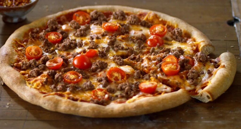 Пицца с фаршем. Пицца с фаршем и помидорами. Пицца с фаршем и грибами. Пицца с мясом и грибами.