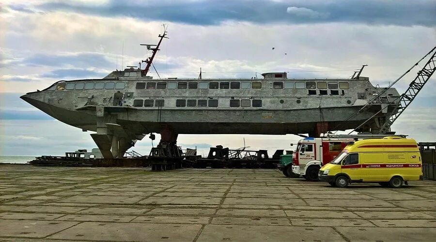 Город производства судов. Теплоход на подводных крыльях Олимпия. Завод море Комета. Завод море Феодосия. Корабли в Крыму.