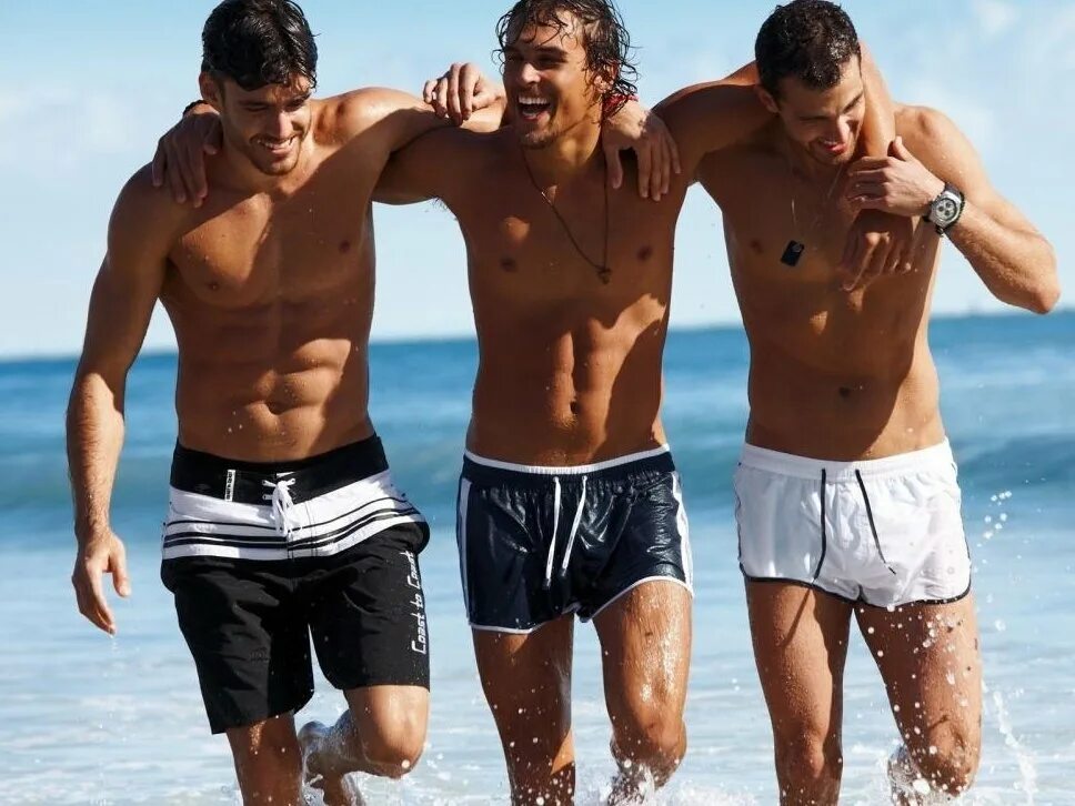 Мокрая плавка. Мужчина на пляже. Красивые мужчины на пляже. Красивые парни на пляже. Три красивых мужчины.