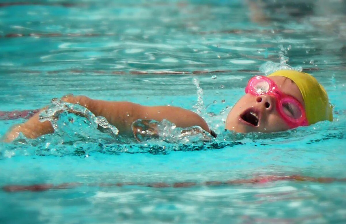 The children are swimming. Плавание в бассейне. Дети в бассейне. Мальчик плавает. Плавание дети.