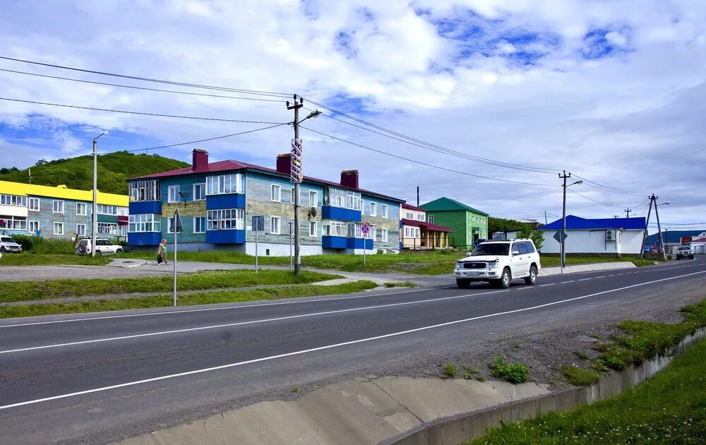 Южно курильск купить. Поселок Южно Курильск. Г Курильск Сахалинской области. Город Курильск остров Итуруп. Южно Курильск остров Итуруп.