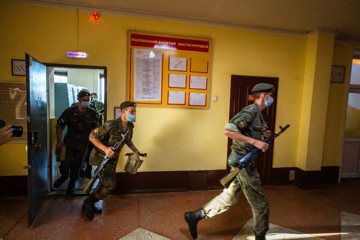 Раскройте понятие военная тревога. Тревога в воинской части. Боевая тревога в армии. Учебная тревога в армии. Подъем по тревоге.