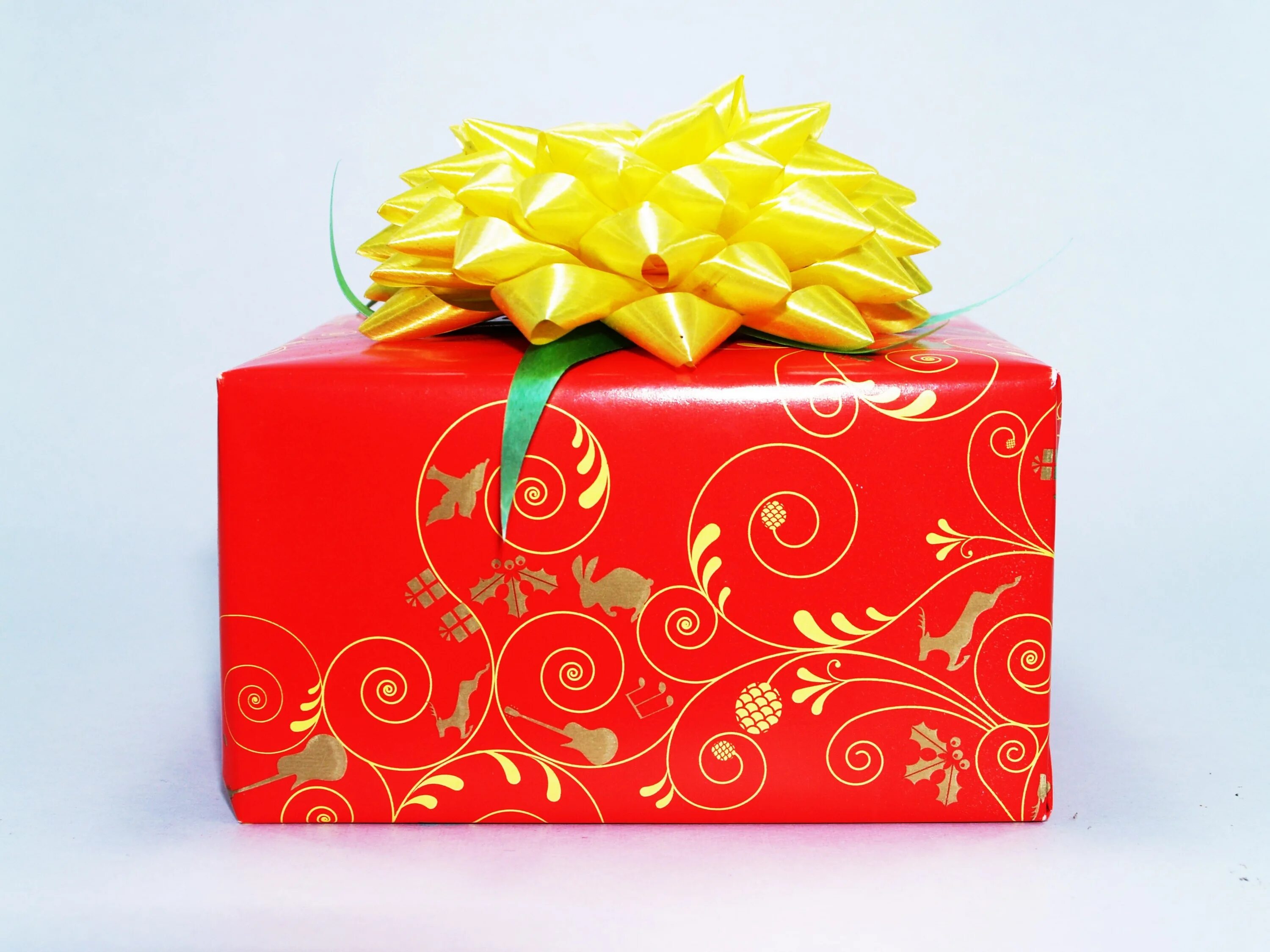 Украшения в красной коробке. Подарок. Коробка для подарка. Красивые подарочные коробки. Красивая коробка для подарка.