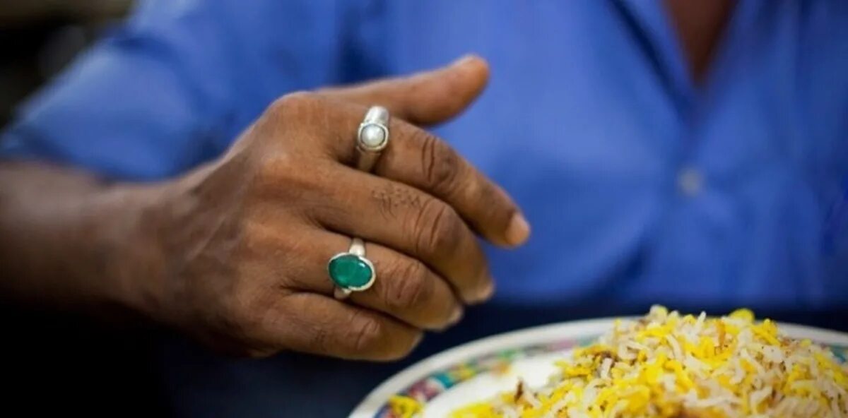 Какая рука у мусульман считается грязной. Еда руками в Индии. Индия еда правой рукой. Индусы едят правой рукой.