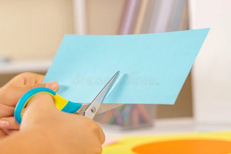 Клэр бумажное образование. Child hands Cutting colored paper with Scissors. Мальчик режет бумагу. Мальчик режет бумагу картинка. Cut hand Kid.