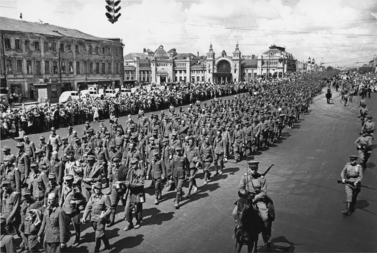 Парад военнопленных немцев в Москве 1944. Марш пленных в Москве 1944 немцев. 1944 Год парад пленных немцев в Москве. Шествие немецких военнопленных в Москве 1944. Фашисты были в москве