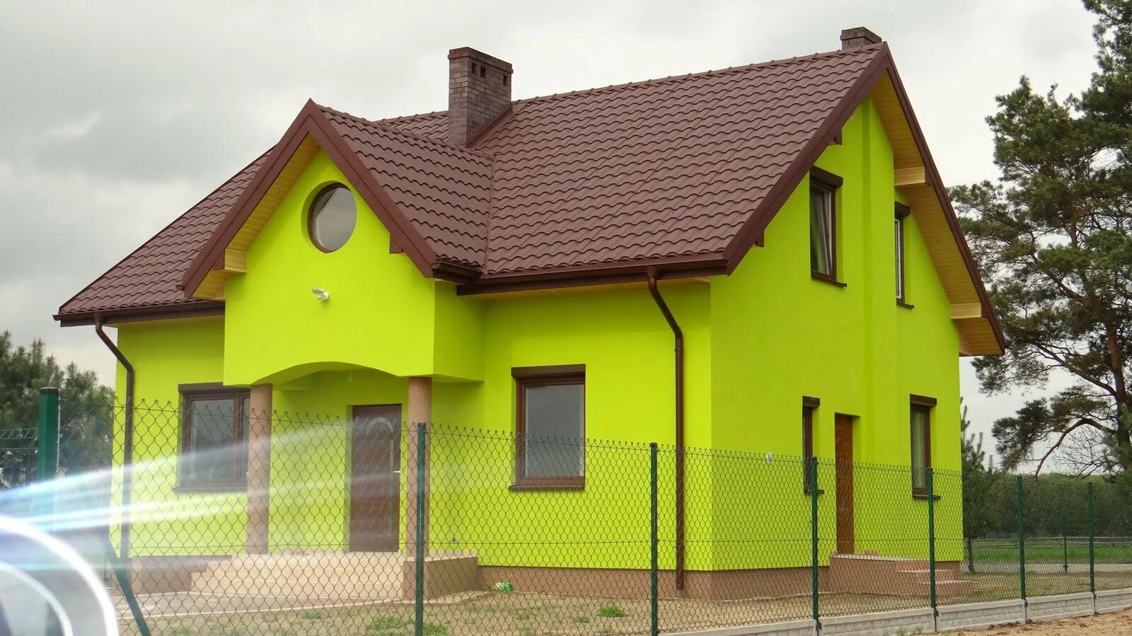 RAL 8017 металлочерепица. Дом с желтым фасадом. Яркие фасады домов. Желтый дом с зеленой крышей. Покрасить дом в зеленый цвет