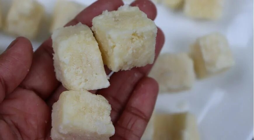 Сыр в морозилке. Хранение сыра. Заморозить твердый сыр. Замороженные сырки. Сыр в морозилке.
