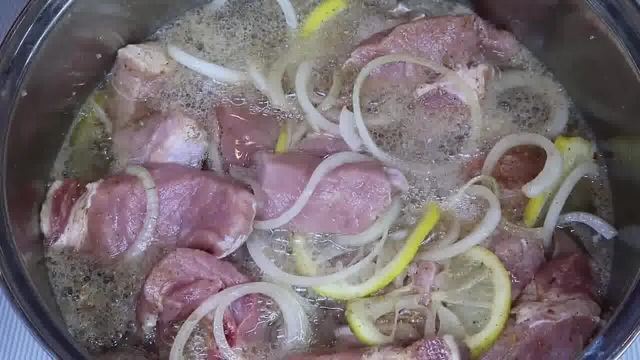 Шашлык маринад на воде. Маринад на минералке. лучшие маринады для шашлыка. маринад для джерков из свинины. зачем маринуют мясо для шашлыка.
