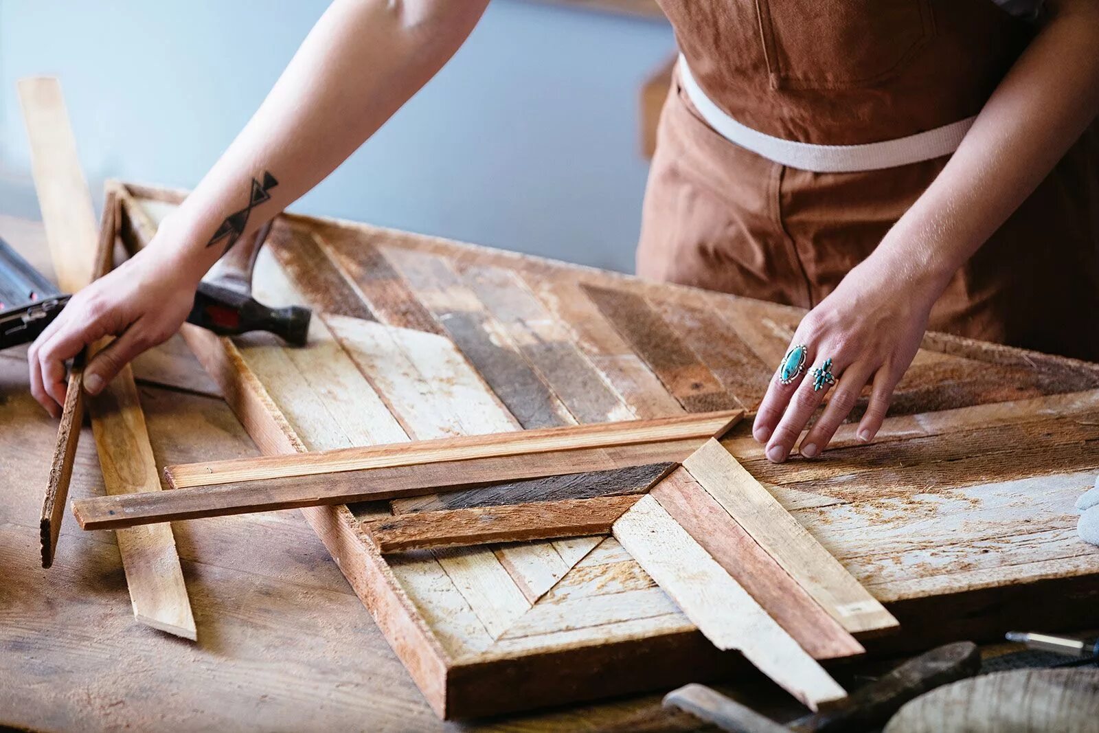 Working wood 1 2. Деревообработка в интерьере. woodworking art. воркшоп доска. workshop of parquet портрет.