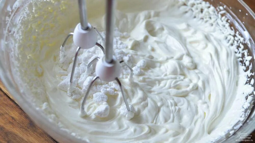 Сметанно-сливочный крем для торта. Крем из сливок и сахарной пудры для торта. Украшение торта взбитой сметаной. Жидкий крем для торта.