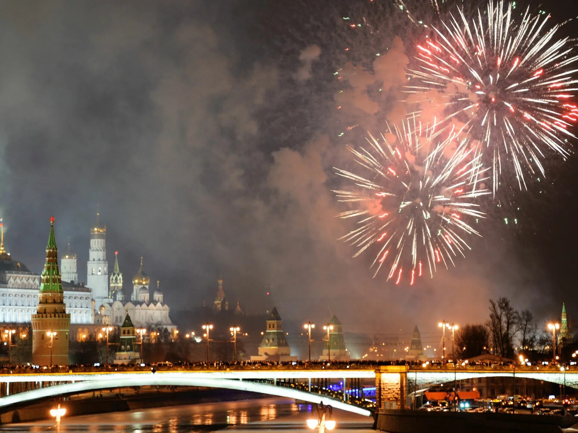 Почему не было салюта. Салют в новогоднюю ночь 2022 в Москве. Москва Кремль салют. Фейерверк с Поклонной горы Москва 2022. Новогодний салют в Москве.