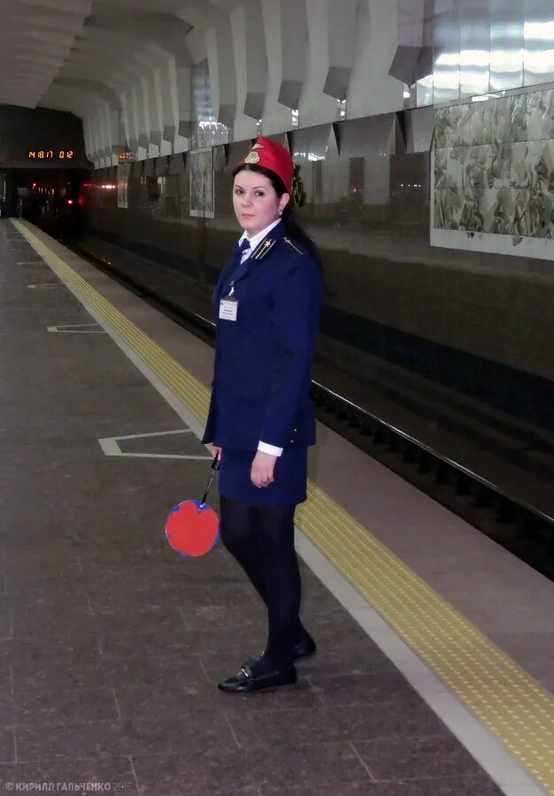 жезл дежурного по станции. метрополитен москва форменная одежда. диск дежурной по станции. дежурный по станции метро. диск дежурной по станции.