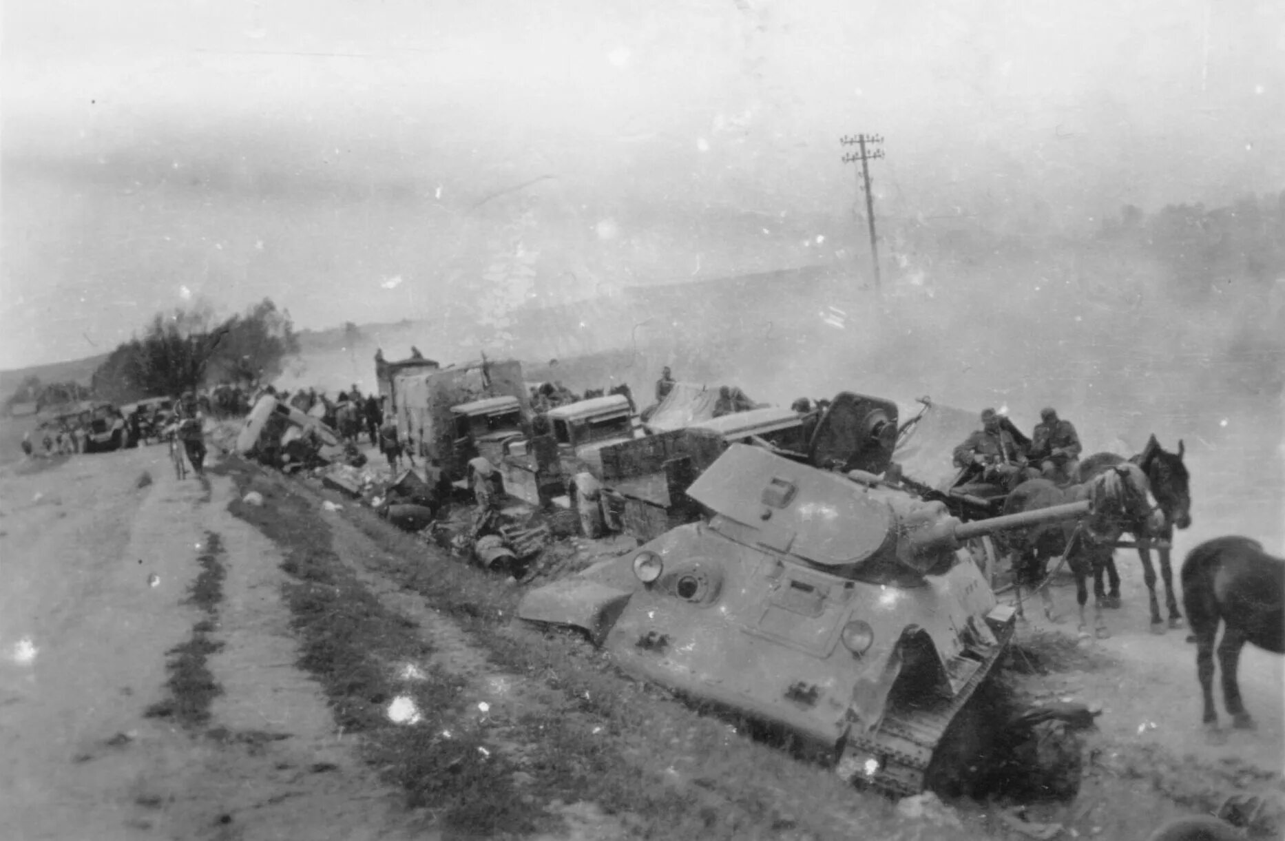 Белосток 1941. Разгромленная колонна ркка июнь 1941. подбитая советская техника в 1941. разбитая колонна под киевом 1941. 9 мехкорпус ркка 1941.