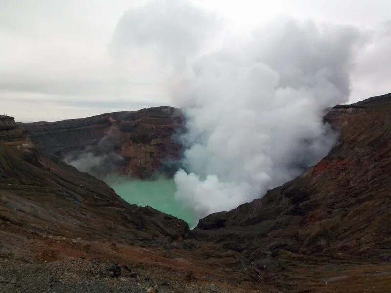 Вулканы камчатки долина гейзеров. Камчатка гейзеры и вулканы. Долина гейзеров на камчатке великан. Вулкан гейзер. Гейзер строккюр в исландии.
