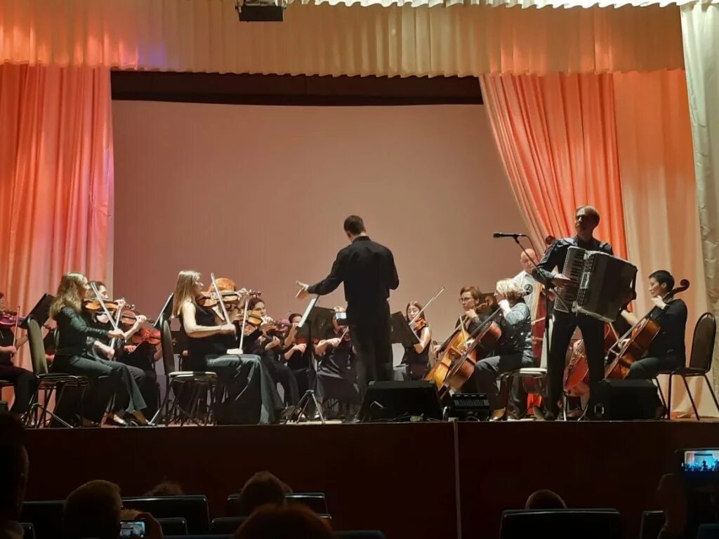 Концерт учащихся детской музыкальной школы имени в. Донецкая филармония сектор газа пора домой на крыше. Пора домой сектор. Донецкий симфонический оркестр пора. Сектор газа сектор газа пора домой.