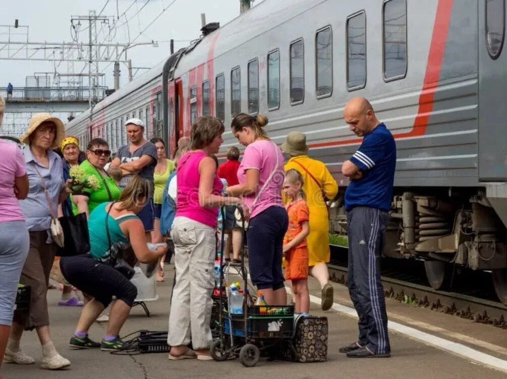 ЖД вокзал Петрозаводск поезд. Люди на перроне. Люди на вокзале. Пассажиры на вокзале.