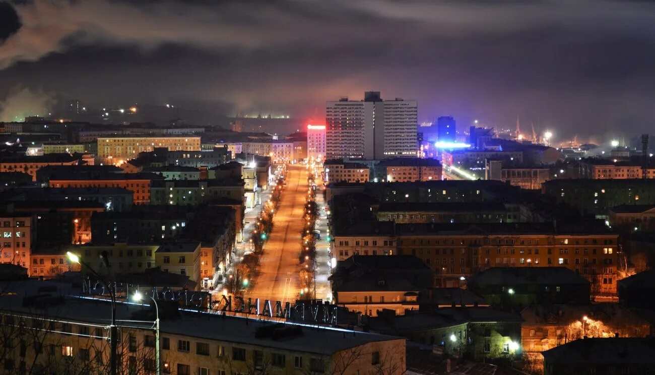 Мурманск есть ночь. Мурманск Полярная ночь проспект Ленина. Проспект Ленина Мурманск ночью. Вид на ночной Мурманск. Вечером в городе Мурманск.
