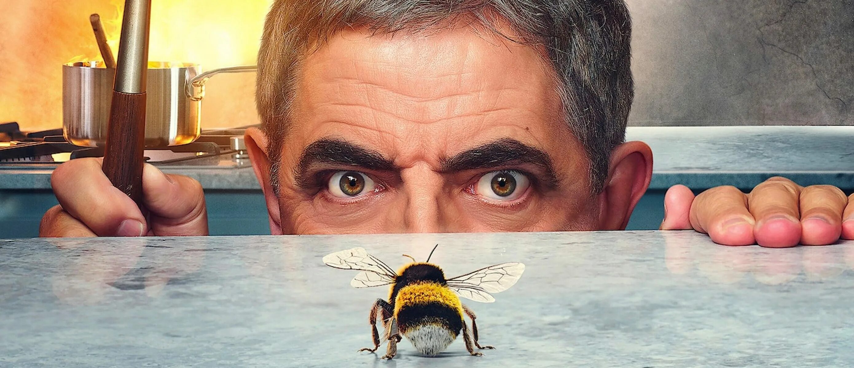 Включи люди стали. Мистер Бин и пчела. Человек против пчелы Роуэн Аткинсон.