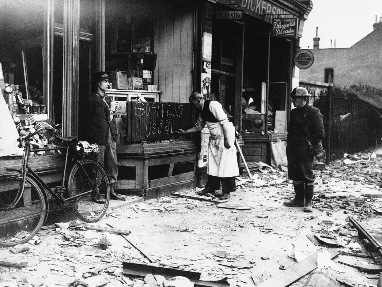 Первый после первого. Бомбежка Лондона в 1940. Бомбежки Великобритании 1940. Лондон после бомбежки 1940. Великобритания после 1 мировой войны.