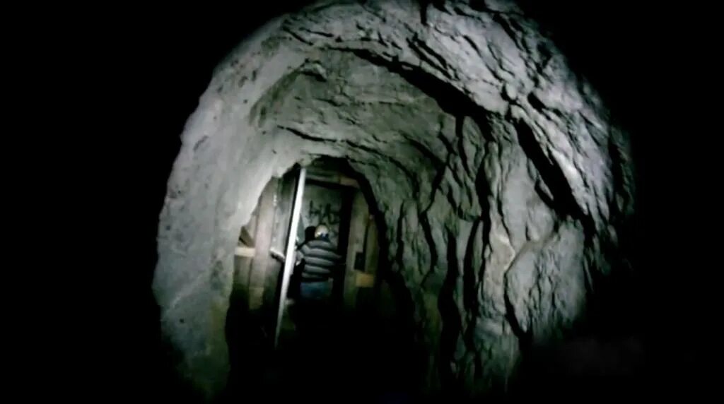 Туннель вырытый узником. Человек который копал тоннель. Гномы копают туннель. Никуда откуда