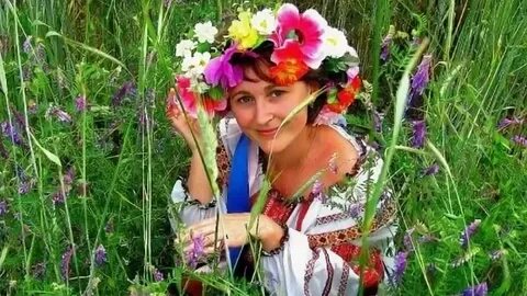 Есть красивая 1 девушка