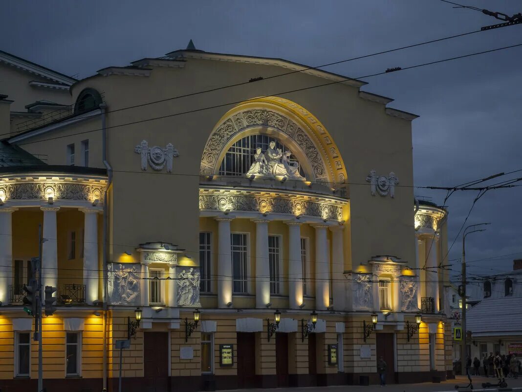 церковь рядом с театром волкова ярославль. новый театр на ярославском. театр имени волкова ярославль. московский новый драматический театр москва. новый театр москва.