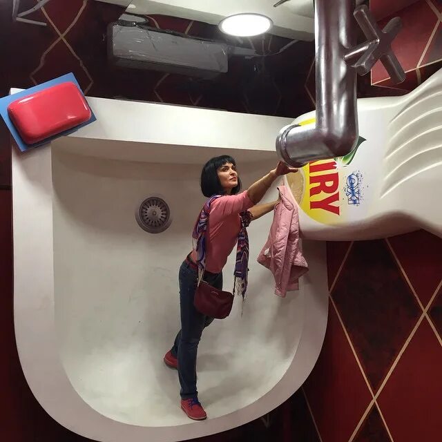 Музей дом гиганта в москве. Дом великана на вднх. Дом великана в москве на арбате. Дом великанов в москве на вднх. Дом великана в москве на арбате.
