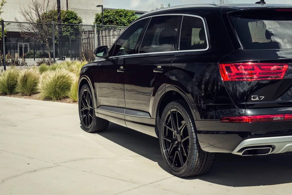 Диски q7 4m. Audi q7 Black. Audi q7 Wheels. Ауди q7 4m r22. Ауди ку 7 черные диски.