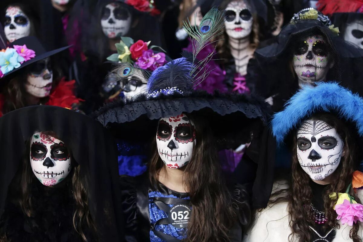 Актуальность дня мертвых. Dia de los muertos Мексика. Dia de Lis muertos (праздник мертвых). Мексиканский карнавал день мертвых. Мексиканский Хэллоуин.