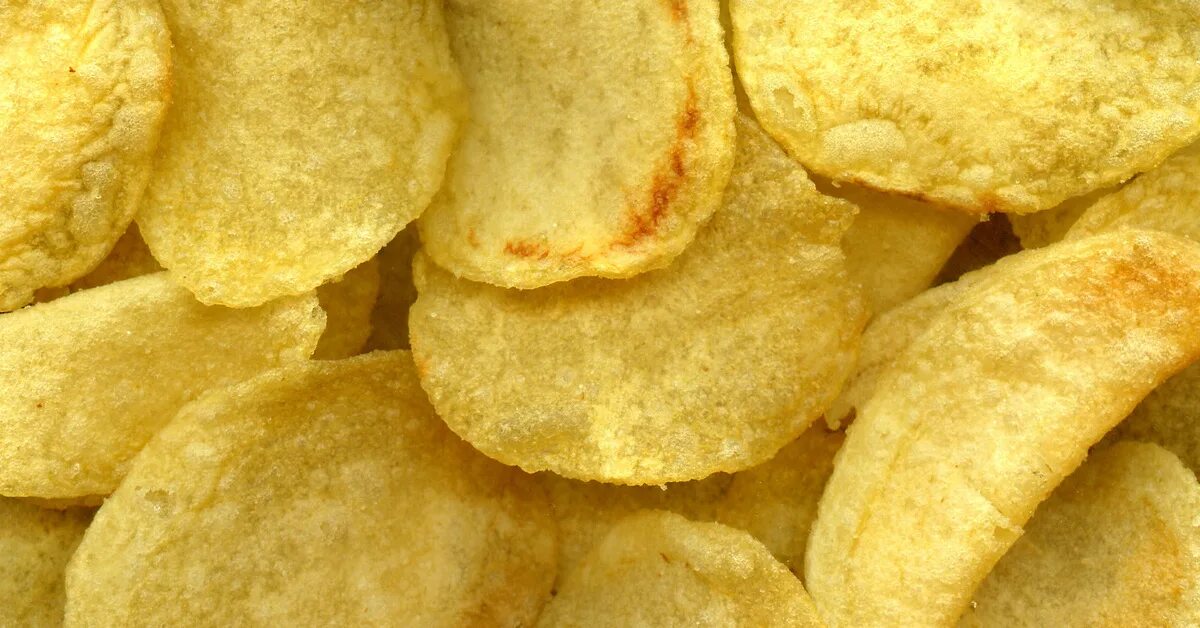 Картофельные чипсы. Кусочки чипсов. Чипсы через. Чипсы через. Чипсы potato chips.