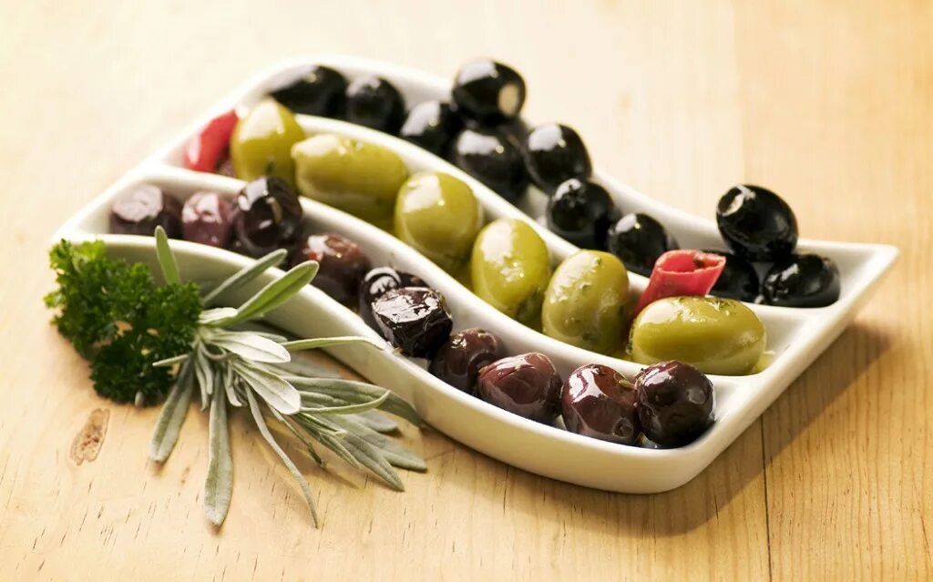 Маслины польза и вред для организма консервированные. Греческий с маслинами и оливками. Ассорти маслин и оливок. Оливки это недозрелые маслины. Оливки ассорти.