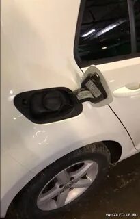 Открытие лючка бензобака тигуан