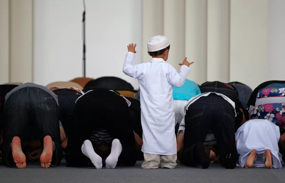 Суджуд-саhў. Мусульмане в мечети. Дети в мечети. Молятся в мечети. Мусульмане последних дней