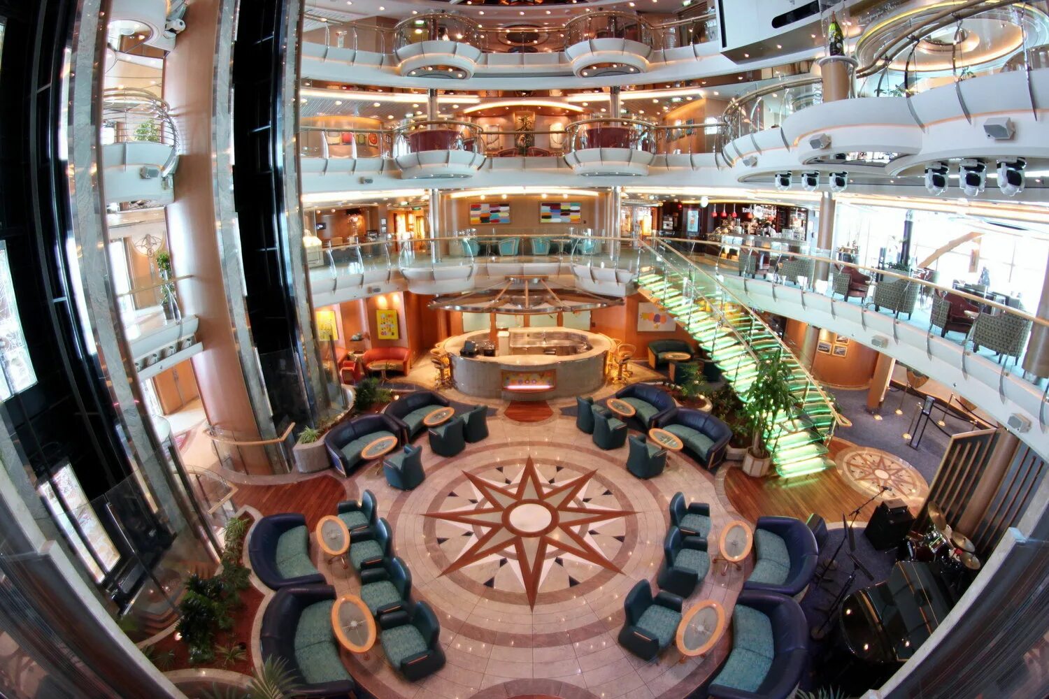 Круизный лайнер disney fantasy. Круиз дисней. Ройал карибиан внутри. Queen victoria лайнер интерьер. Теплоход «crucevita» фото.