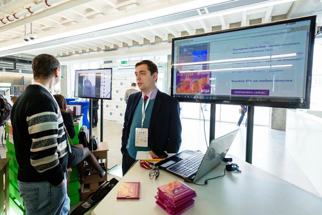 создатели стартапа x-walker размещают в знаковых местах москвы роботов. агентство инноваций москвы. московский стартап. дмитрий королев traceair. московский стартап.