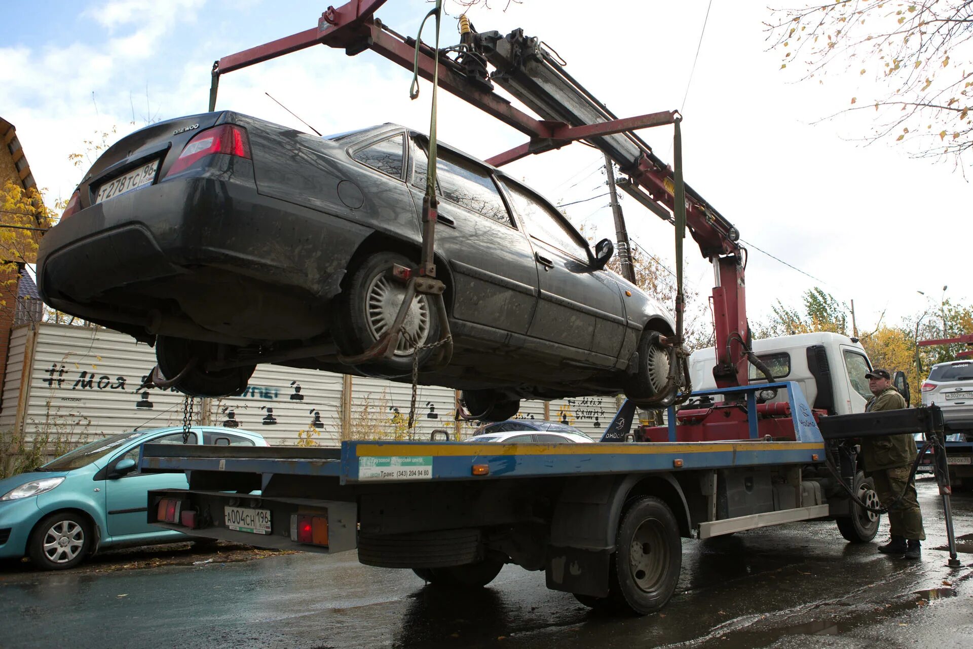 Куплю арестованный автомобиль. Конфискация авто. Конфисковали автомобиль. Машину конфискуют на эвакуаторе. Суд конфисковал автомобиль.