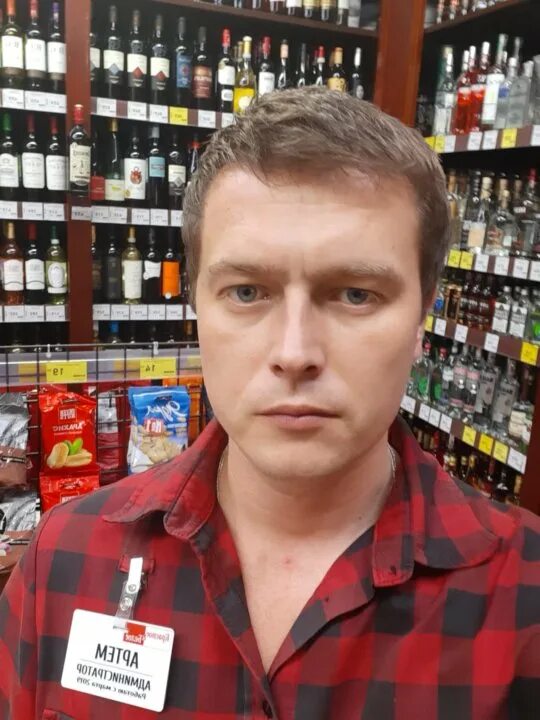 красные и белые. красное и белое продавец. униформа красно белого магазина. отзывы работников кб. работники магазина красно белое.