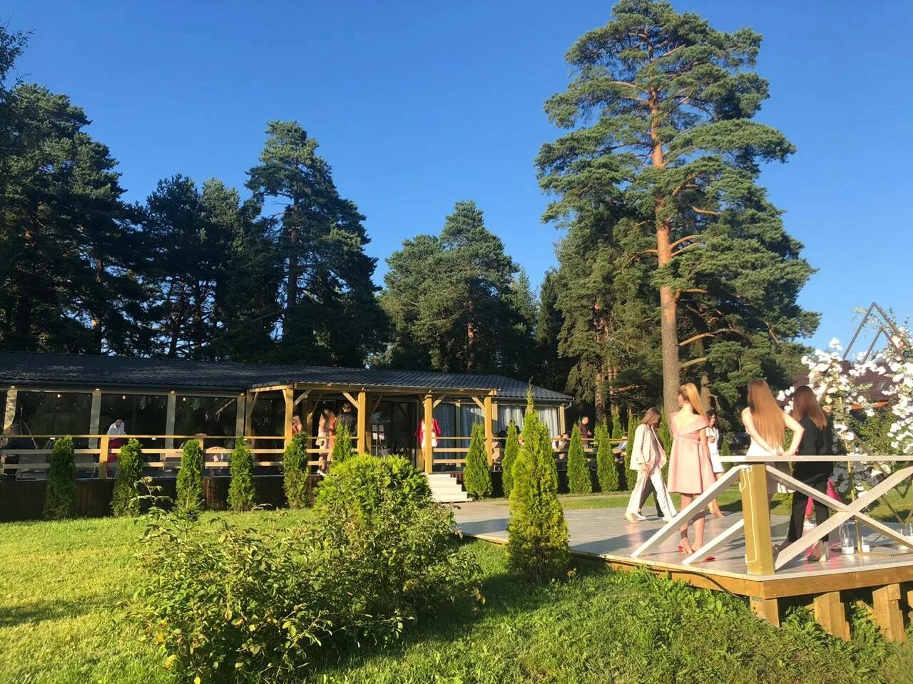 шикарные террасы. застеклённая веранда к деревянному дому. терассаа с видом на лес. веранда дивный лес. терраса загородного дома.