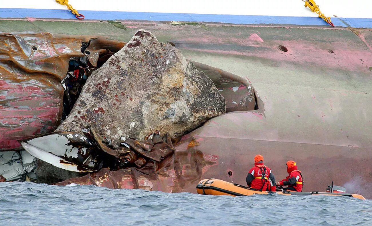 Трагедия лайнера. Крушение коста конкордии 2012. крушение лайнера costa concordia. крушение лайнера costa concordia 2012. корабль коста конкордия крушение.
