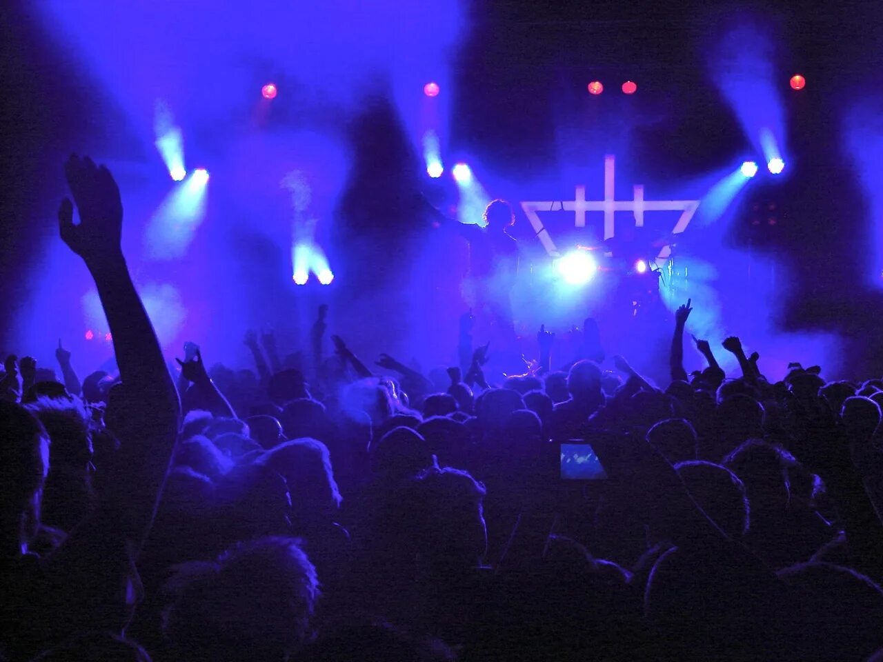 Rave io. рейв пати. рейв концерт. рейверы. рейв вечеринка.