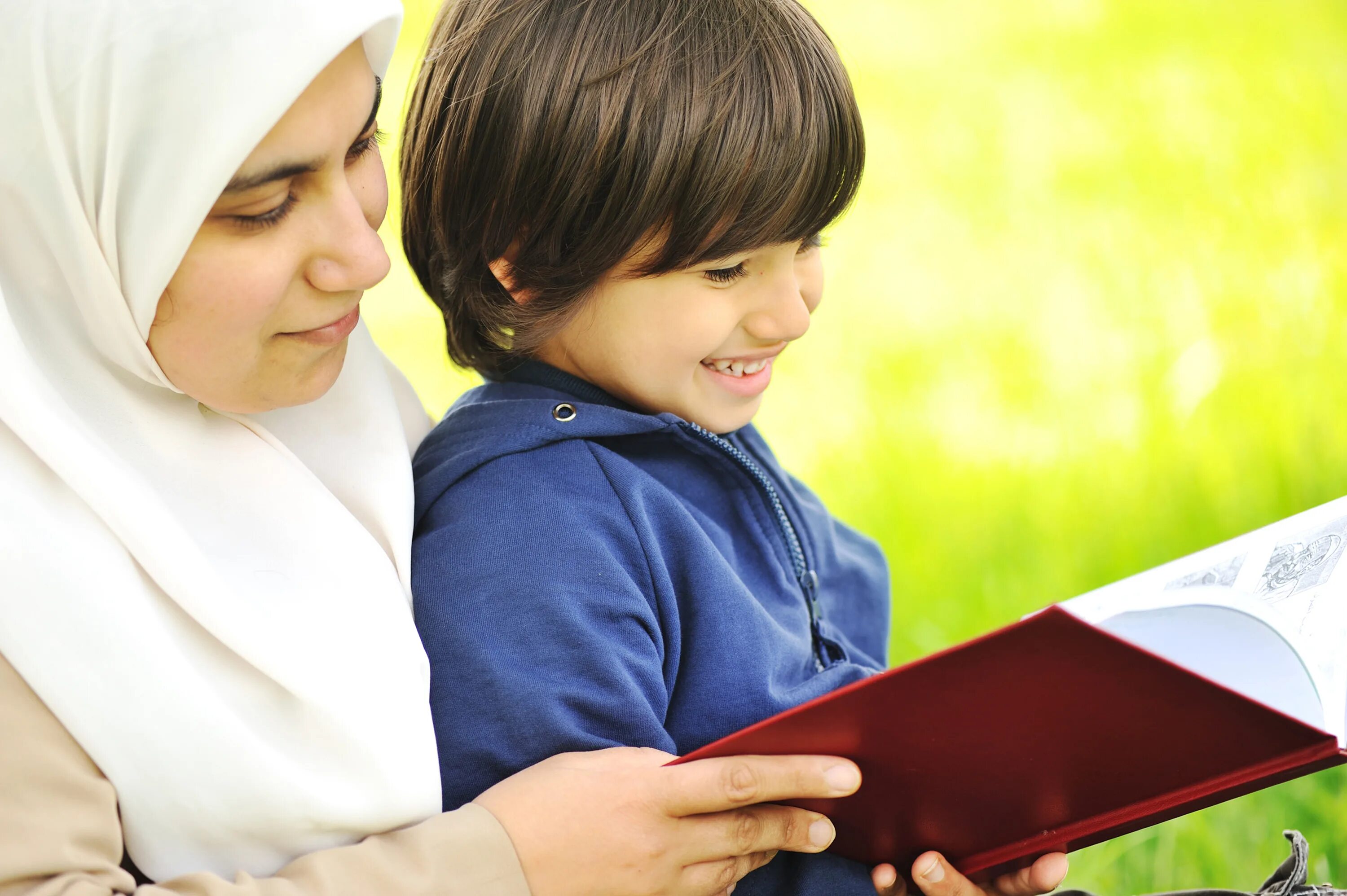 Мусульманских чтение. Мусульманские дети. Мусульманская семья с детьми. Мусульманка с ребенком.