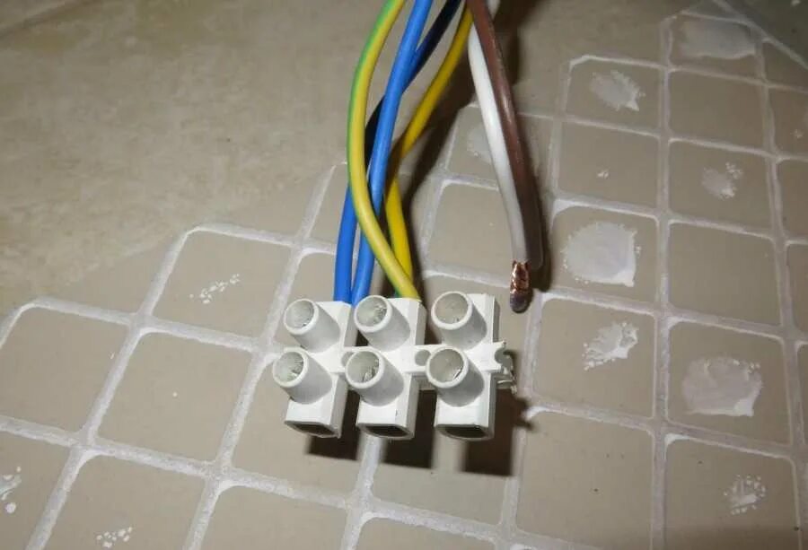 Соединение 3 кабелей. Соединение нескольких проводов клеммной колодкой. Соединить провода через клемник. Соединительная клемма, Клеммник SPL-42. Соединить три провода в клеммной колодке.