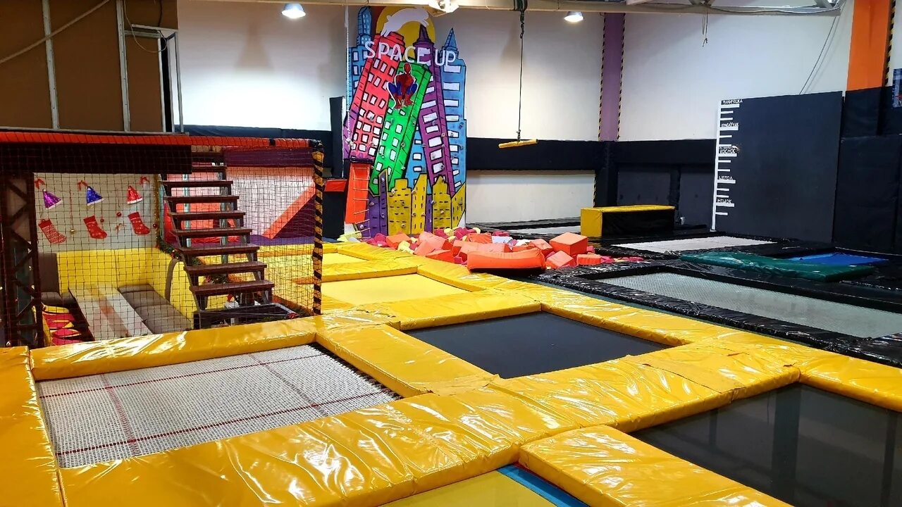 Батуты в белгороде попрыгать. Прыгай в небо батутный парк. Батутный центр небо бабушкинская. Батутный парк небо белгород. Батуты белгород.