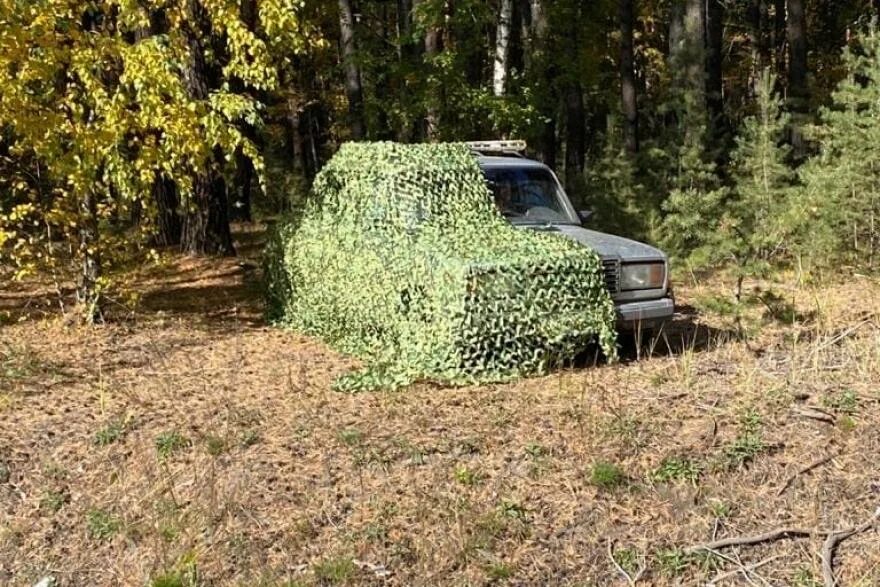 Машины замаскированы. Маскировка. Замаскированный автомобиль. Маскировка машины в лесу. Маскировка лагеря в лесу.