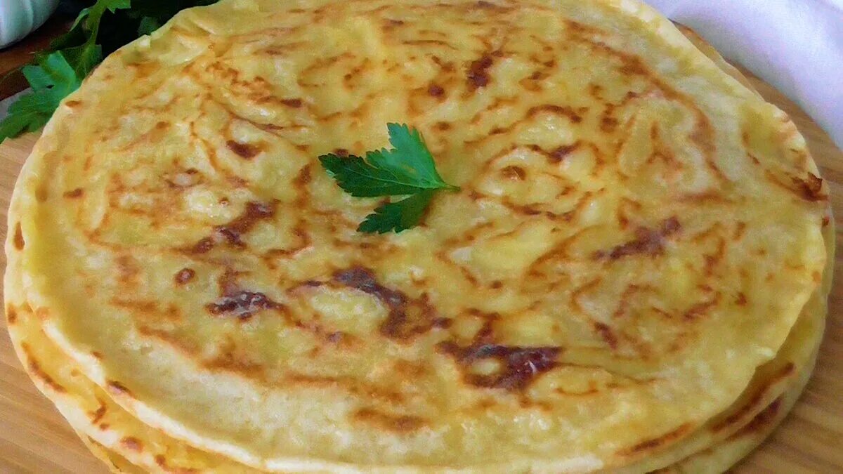 Дагестанские лепешки чуду. Лепешки чуду с картофелем и сыром. Кутабы с зеленью и творогом. Чуду с сыром и зеленью на сковороде. Лепешки с брынзой и зеленью.