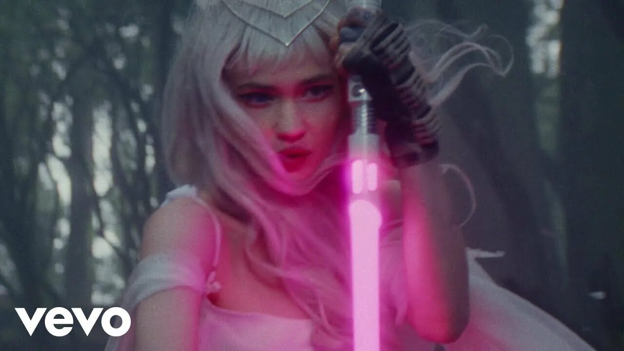Певица клэр буше. Включи гримс. Граймс 2012. Grimes 2022. Канадская певица граймс.