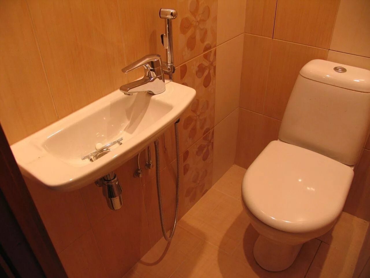 Как установить в туалете гигиенический. Раковина в туалет маленькая с гигиеническим. Туалет с раковиной и гигиеническим душем. Раковина для туалета мини с гигиеническим душем.