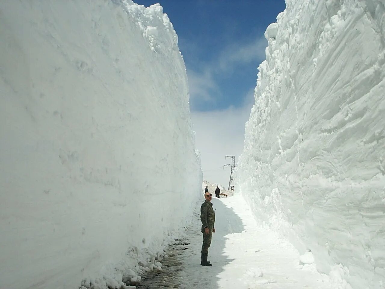Где больше снега. Петропавловск-Камчатский сугробы. Петропавловск-Камчатский после пурги. Снег на Камчатке. Огромные сугробы.