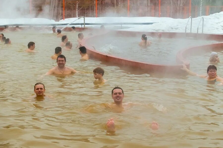Купаться в теплом источнике. Купания в Туринске. Горячие источники Туринск. Люди в горячем источнике купаются.